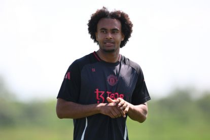 Joshua Zirkzee en una sesión de entrenamiento con Manchester United