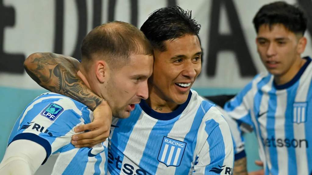 Festejo de los jugadores de Racing Club tras vencer a Gimnasia en el Torneo Clausura