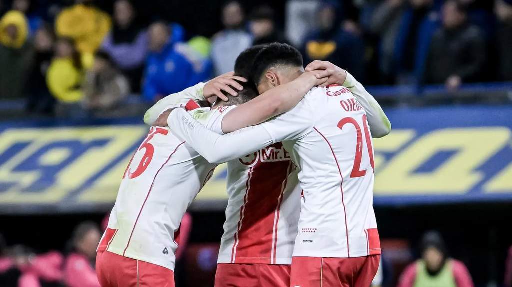 Jugadores de Huracán y Banfield disputando un balón en el Estadio Tomás Adolfo Ducó