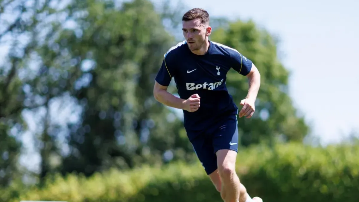Andy Robertson posa sonriente tras completar su entrenamiento con Tottenham Hotspur