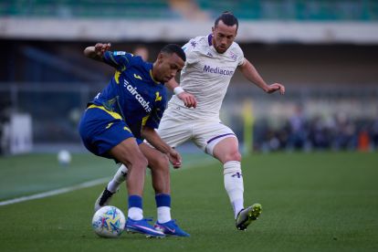 Rafik Belghali de Hellas Verona compitiendo por el balón en un partido de la Serie A