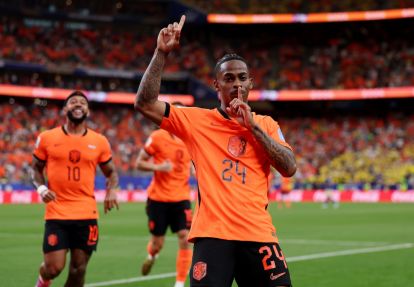 Crysencio Summerville durante un partido internacional con Países Bajos