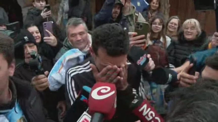 Lionel Scaloni emocionado durante su llegada a la localidad de Pujato