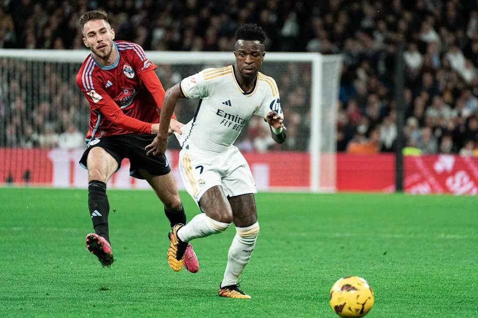 Vinicius Junior en un partido con el Real Madrid en medio de rumores sobre el Liverpool