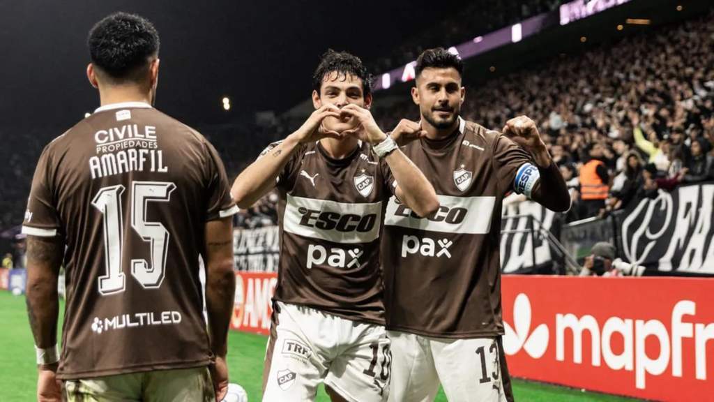Jugadores de Platense y Union disputando un balon en el Torneo Clausura