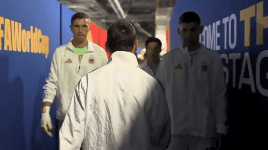 Lionel Messi lidera a la Selección Argentina en el túnel antes de la final del Mundial