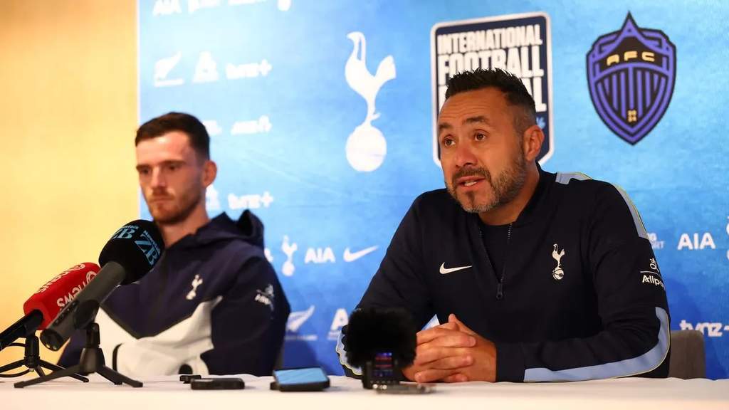 Roberto De Zerbi en la rueda de prensa de Tottenham en Auckland durante la gira de pretemporada