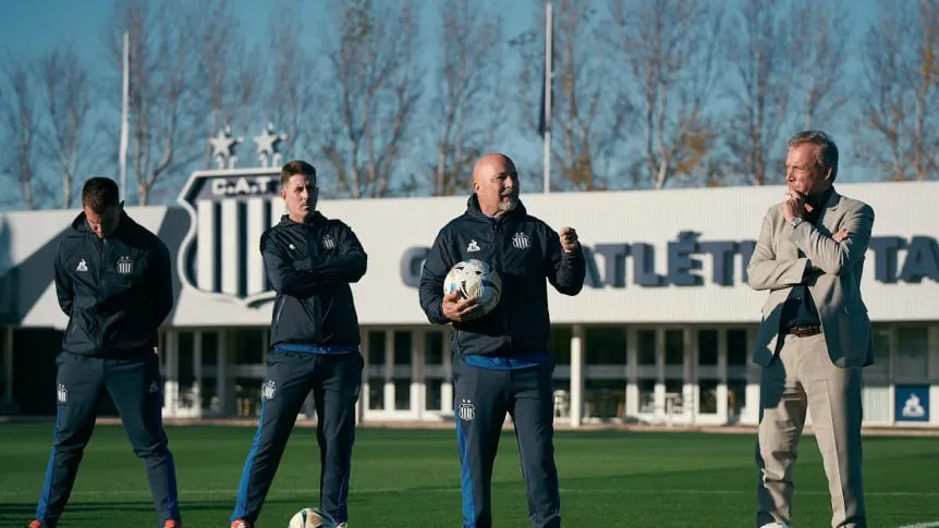 Jorge Sampaoli dirigiendo en el partido de Newell's versus Talleres por el Torneo Clausura 2026